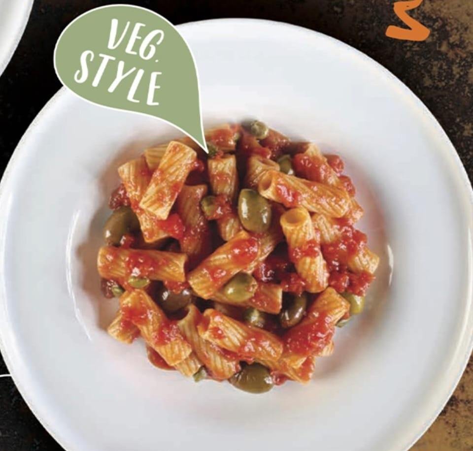 RIGATONI CON POMODORI DATTERINI, OLIVE  LECCINO E CAPPERI