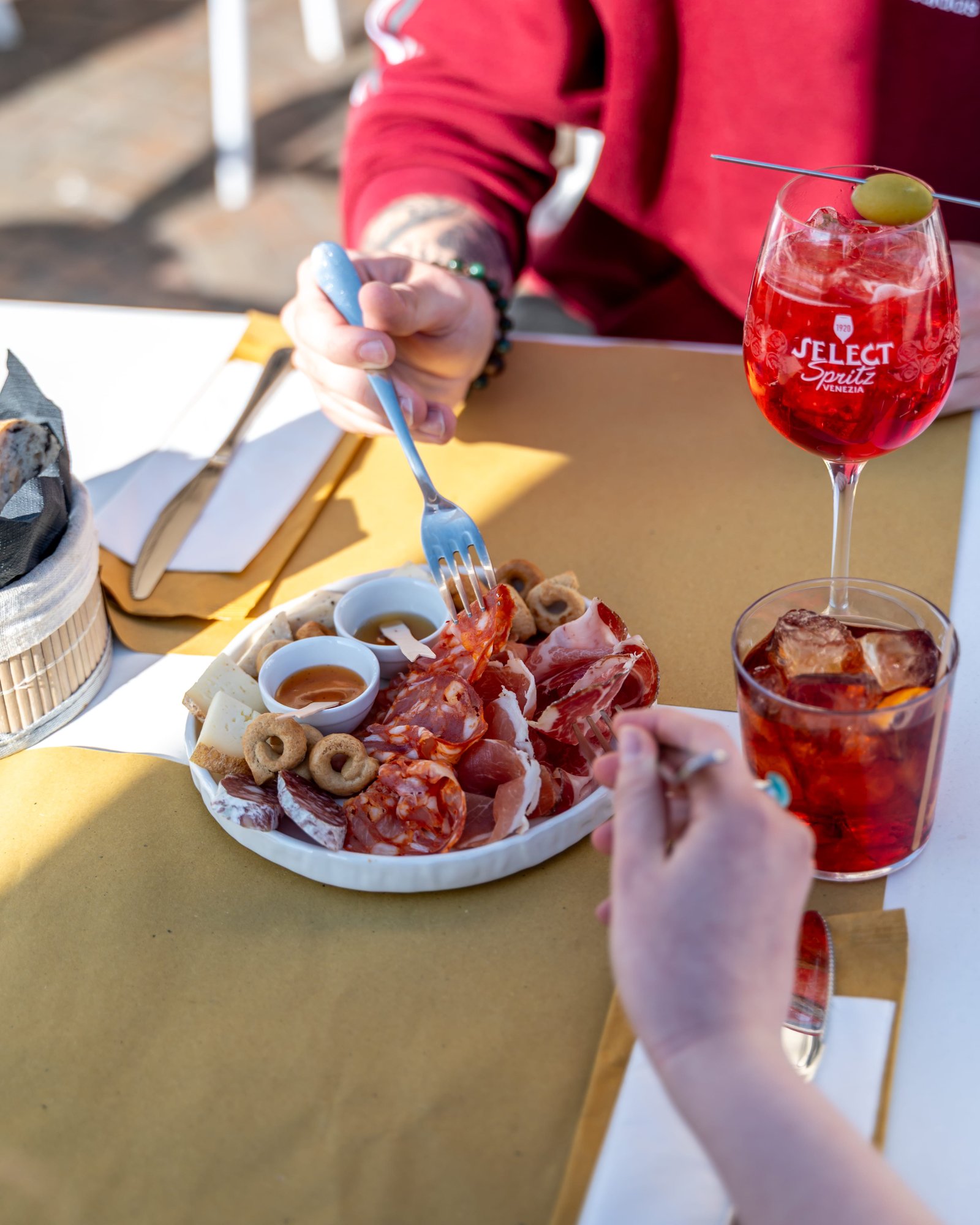 Degustazione di formaggi e salumi con salse in accompagnamento