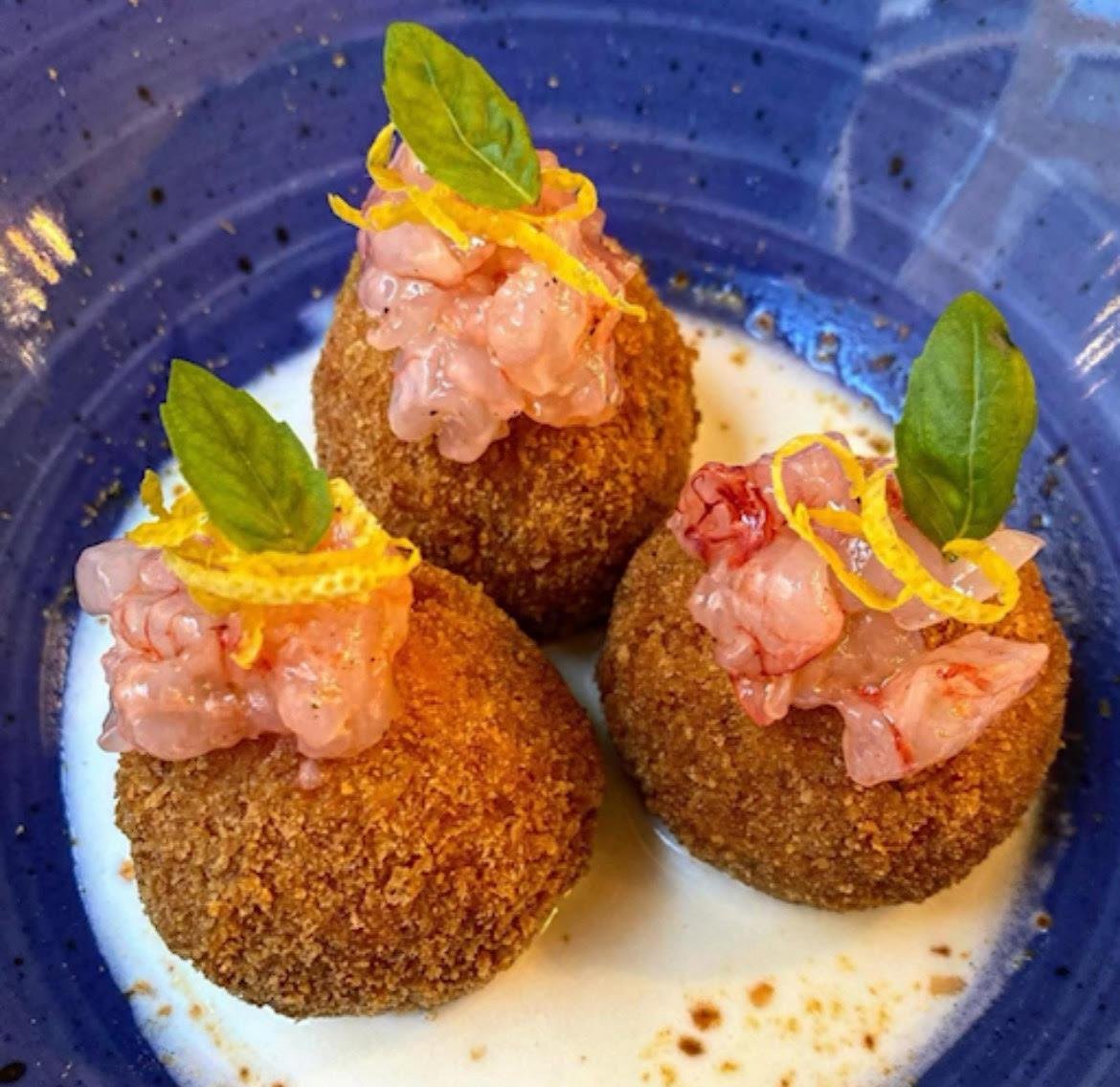 Arancinette al nero di sepia con tartare di gambero rosso