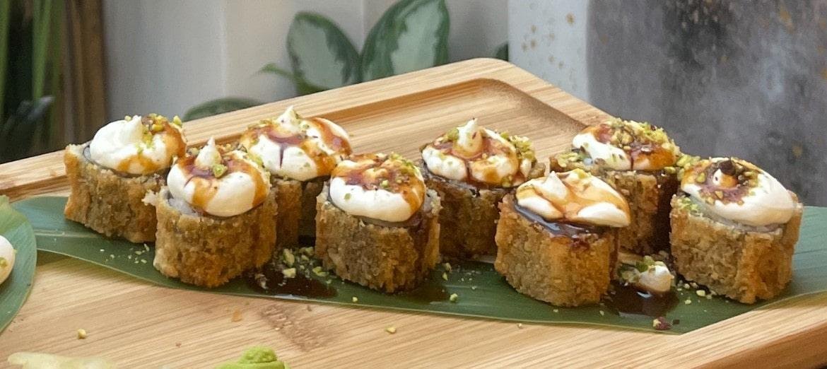 Hosomaki fritto con salmone philadelphia e pistacchio