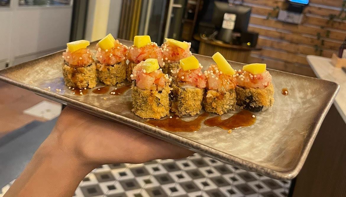 Hosomaki fritto con tartare di gambero rosso e mango