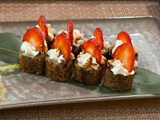 Hosomaki fritto con salmone & fragola