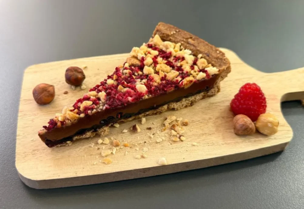 Crostata Vegana, crema alle nocciole e marmellata ai lamponi