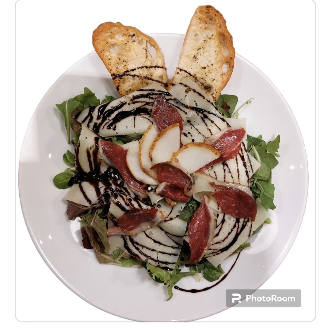 PETTO D'OCA AFFUMICATO, SCAGLIE DI MONTASIO, PERA, INS. ICEBERG, MISTICANZA CROSTINI, SALSA BALSAMICA