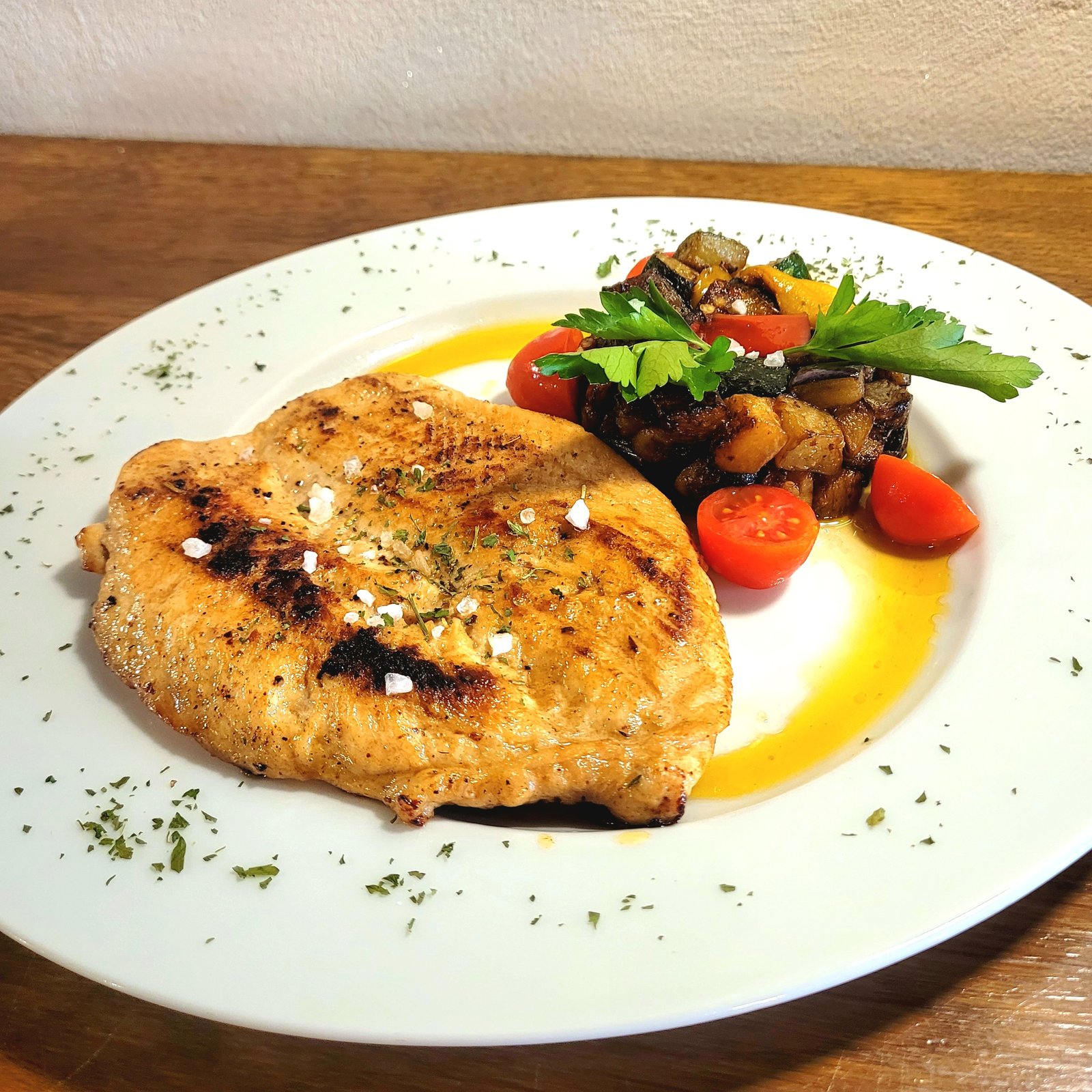 Petto di pollo alla piastra  Con verdure alla griglia