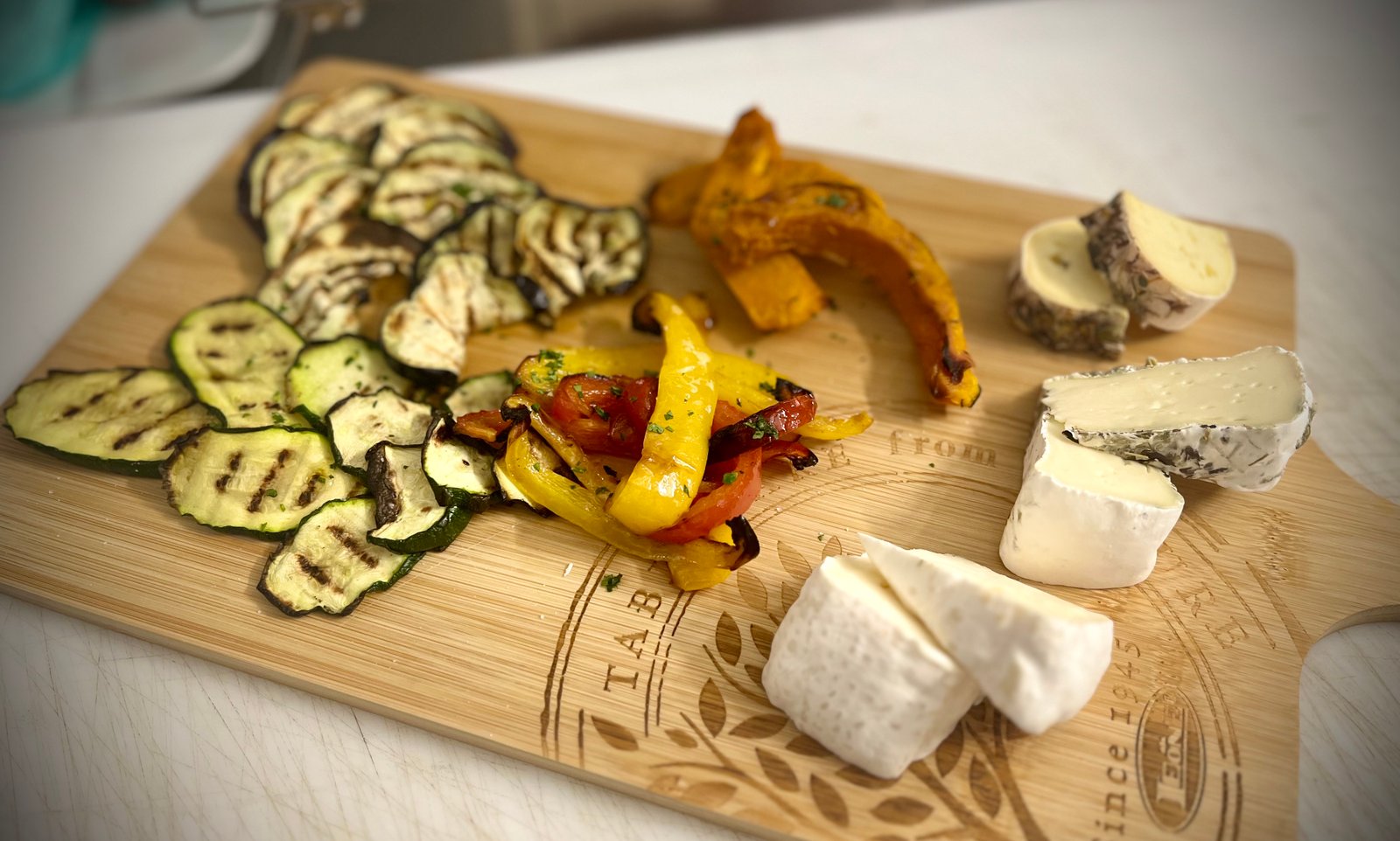 Tagliere di verdure grigliate e formaggi