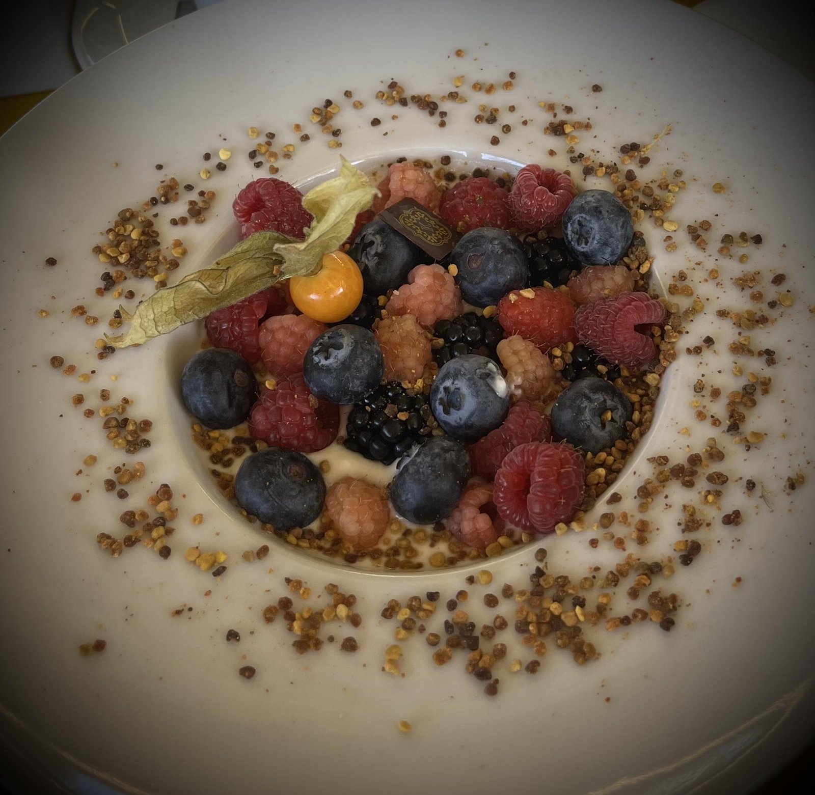 Yogurt naturale, frutti di bosco e granella di nocciole
