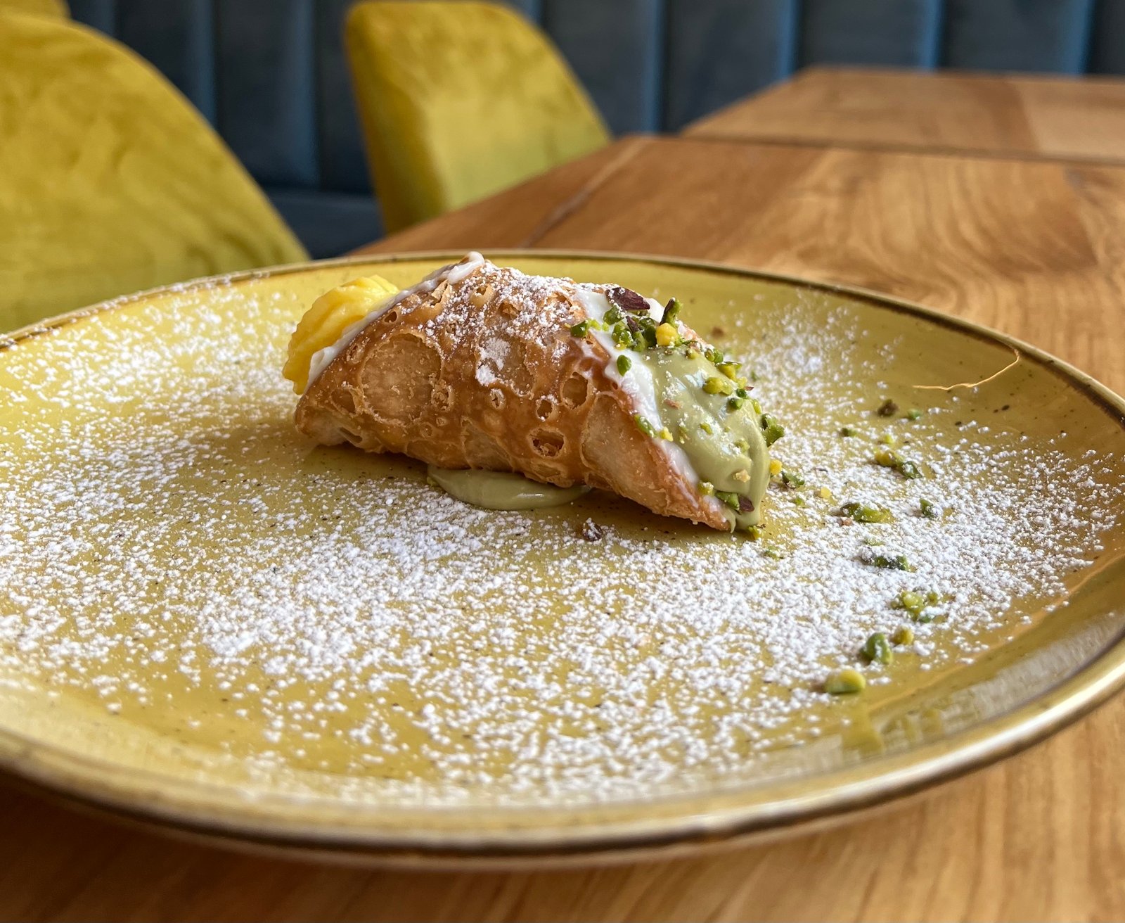 Cannolo siciliano farcito (cioccolato, crema e pistacchio)