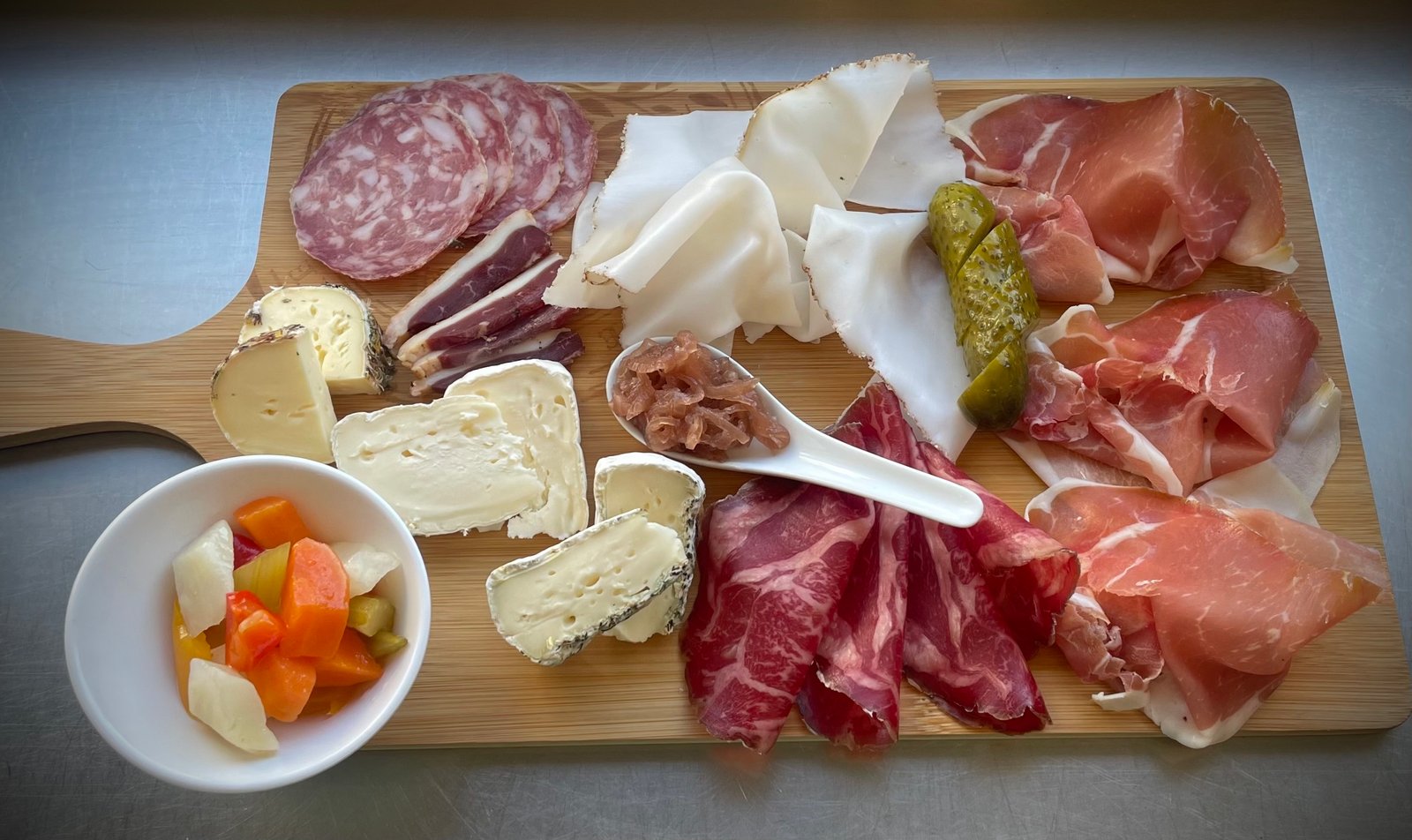 Selezione  di salumi e formaggi, con giardiniera e marmellata di cipolle