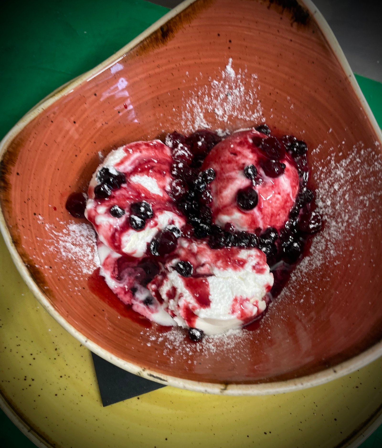 Gelato fiordilatte con frutti di bosco caldi