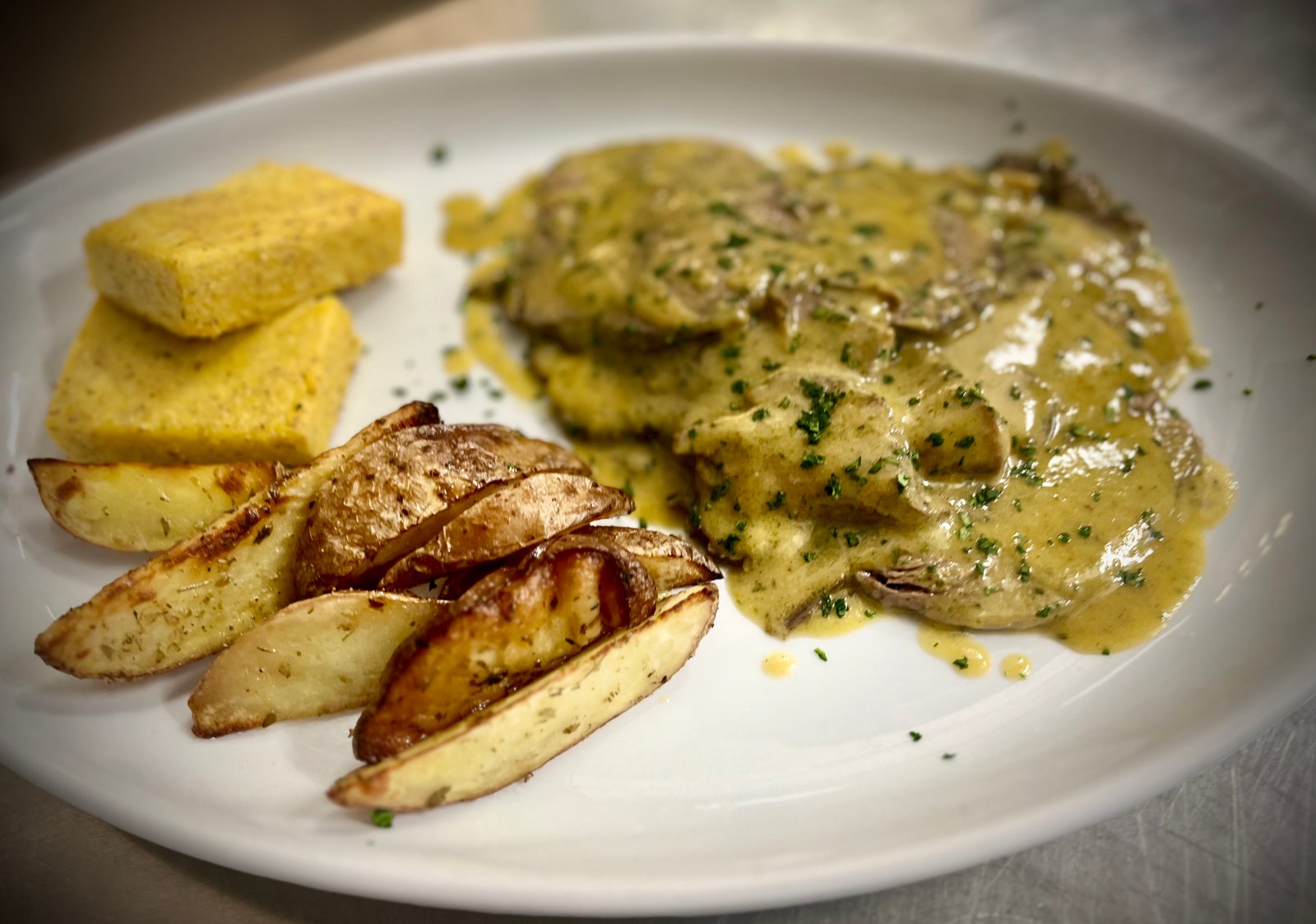 Manzo di Rovato all'olio con patate al forno