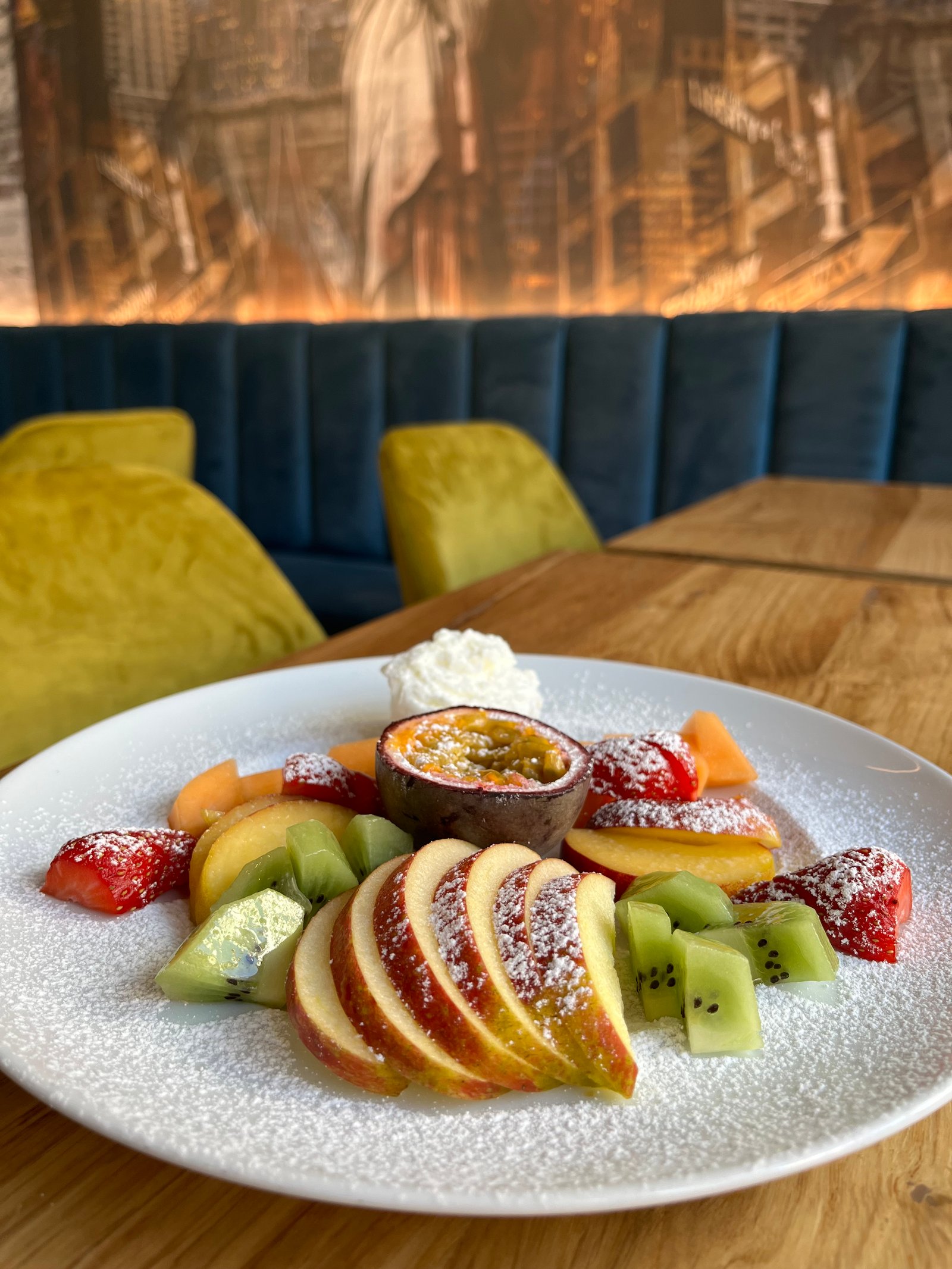 Composta di frutta fresca di stagione con gelato artigianale