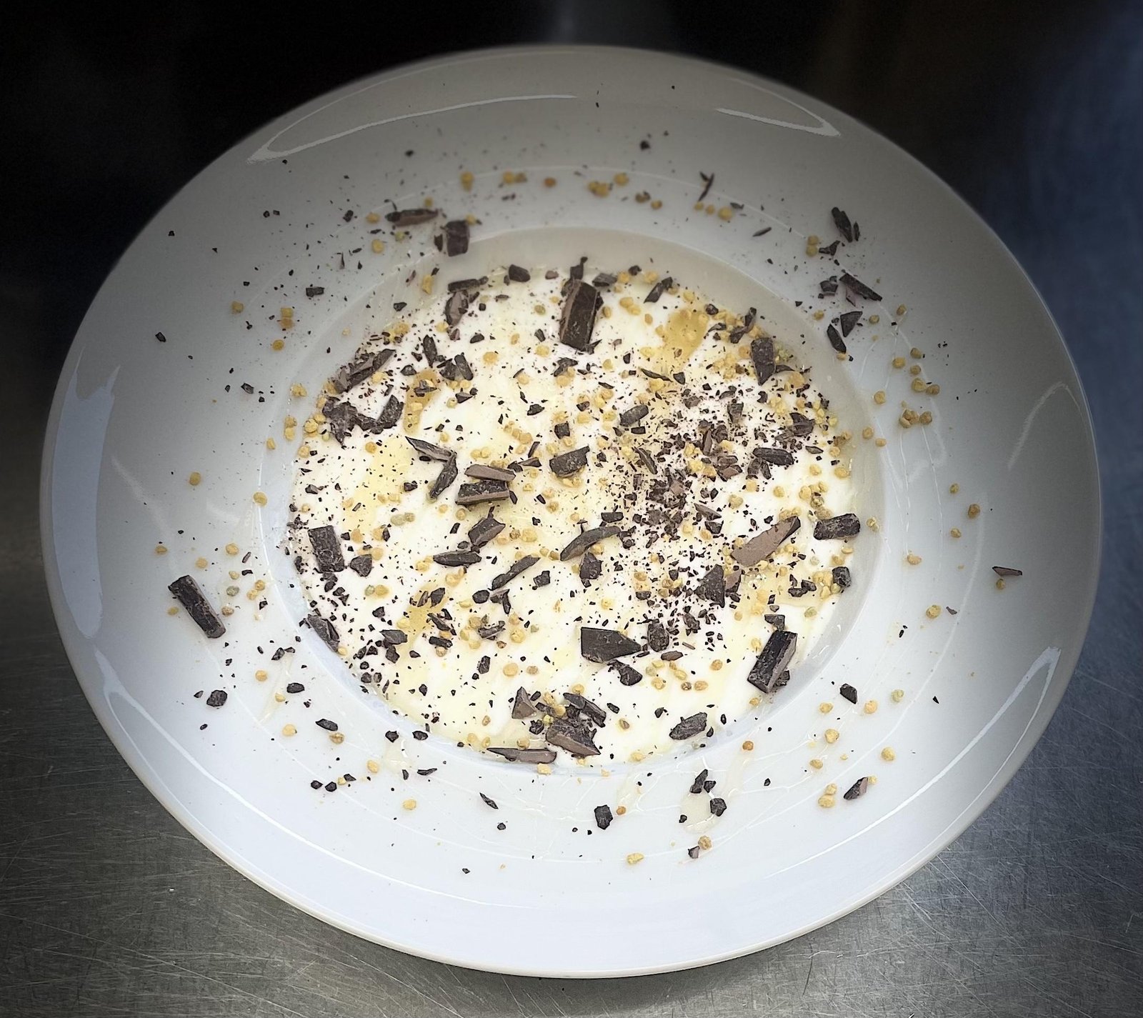 Yogurt naturale, polline, miele e scaglie cioccolato fondente
