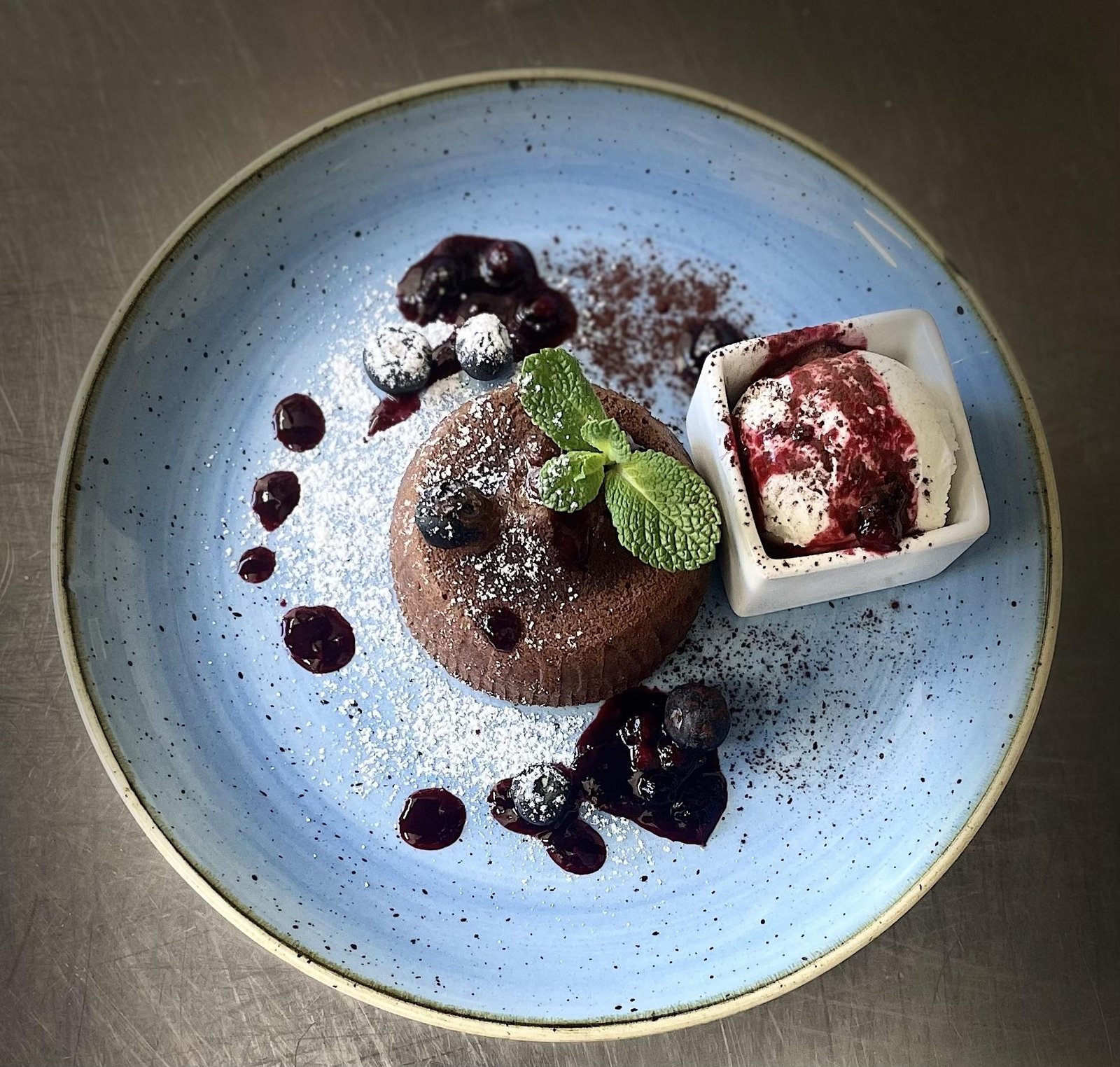 Tortino al cioccolato nostra produzione con gelato e misto bosco