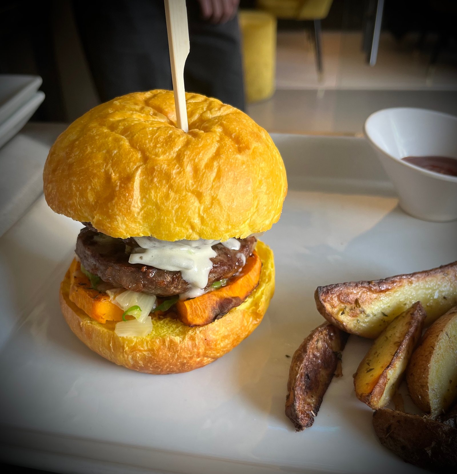 Zola Noci burger con patate arrosto