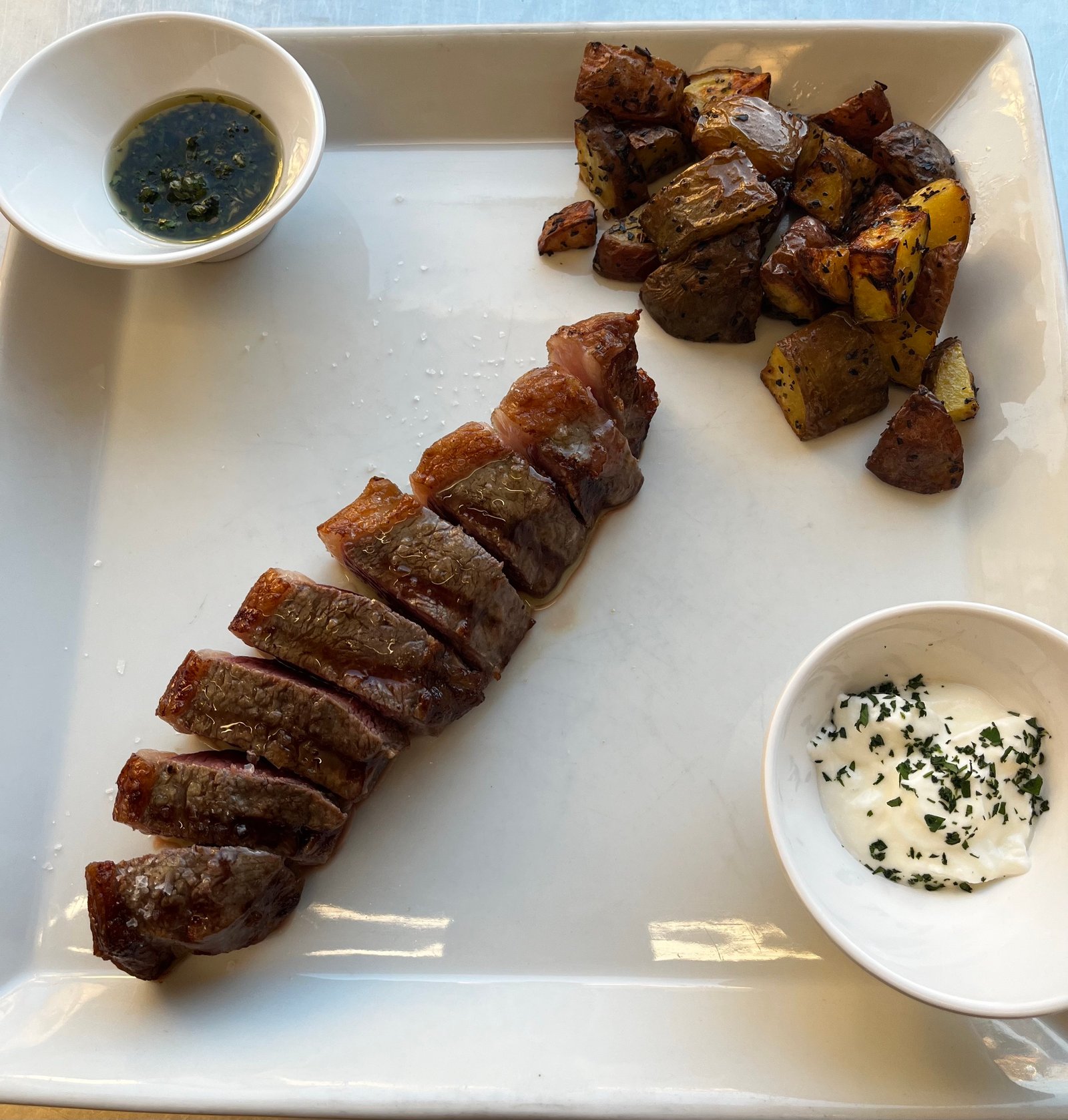 Picanha di Mazurya con patate al forno, salsa chimichurri e panna acida