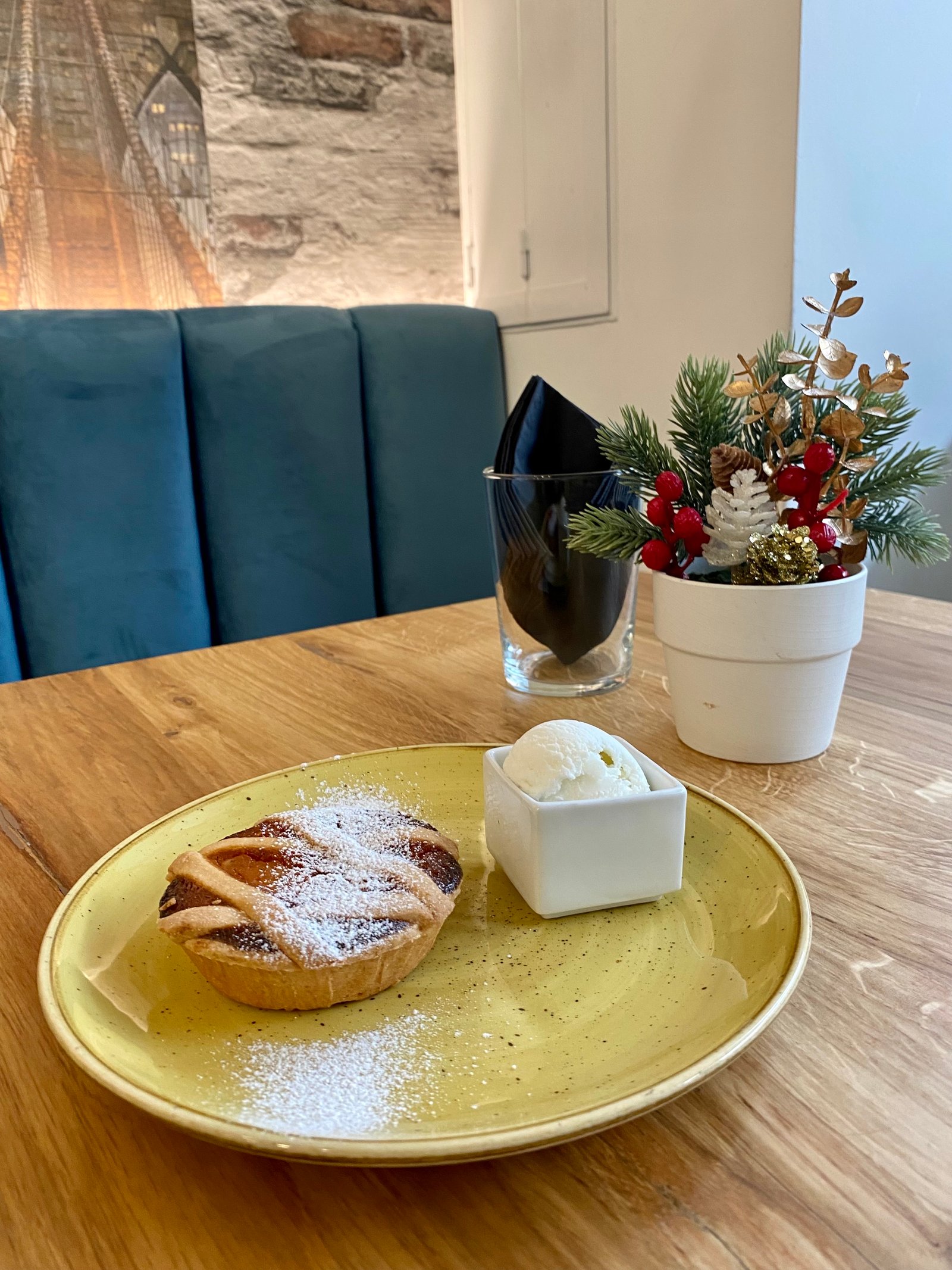 Pastiera napoletana con gelato fiordilatte