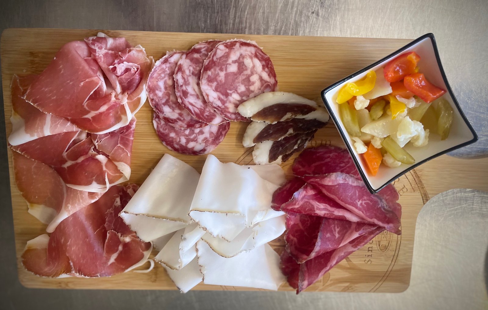 Tagliere di salumi con giardiniera