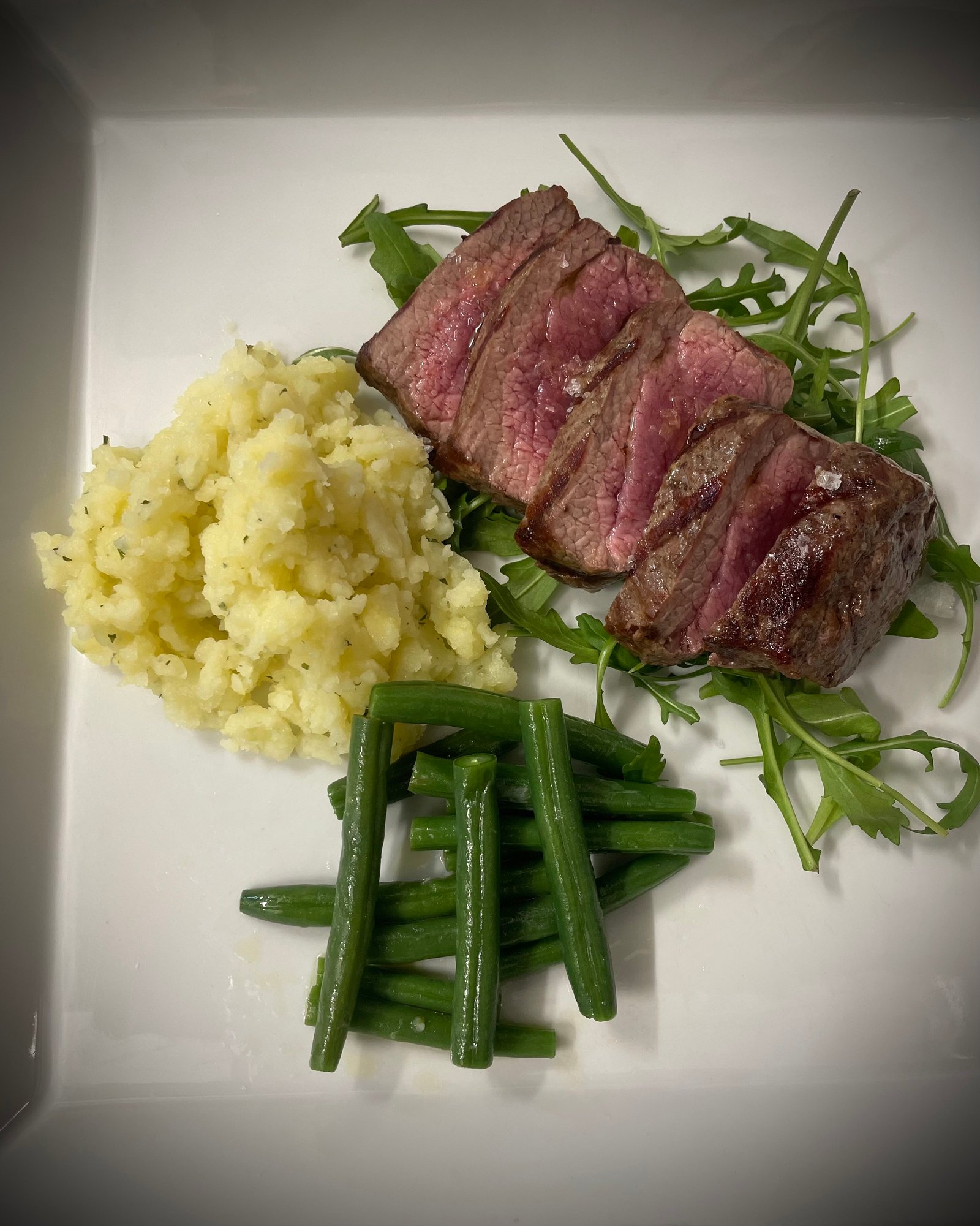 Tagliata di Scottona, patate schiacciate con fagiolini, salsa tartara