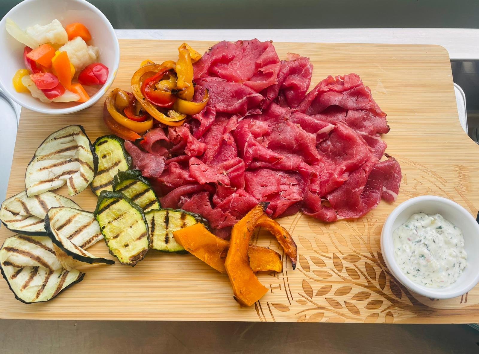 Carne salada con verdure grigliate, giardiniera fatta da noi e salsa tartara